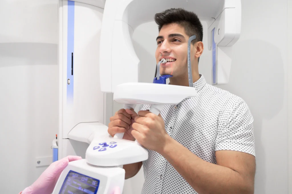 Patient passant une radiographie panoramique avant la pose de prothèse