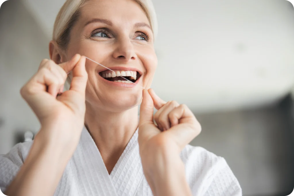 Patiente souriante et satisfaite après des soins des gencives