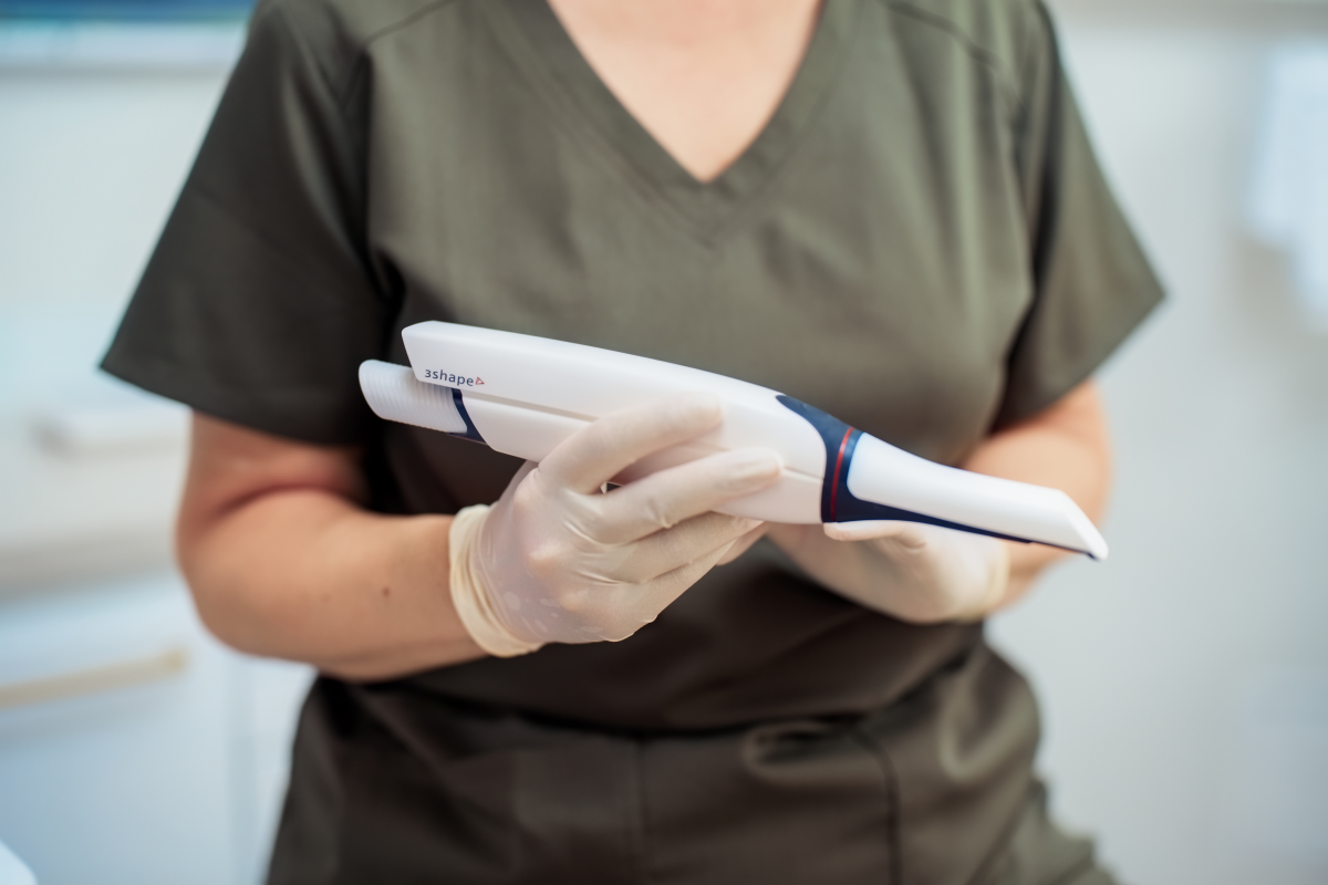 Praticienne consultant une tablette numérique au cabinet dentaire