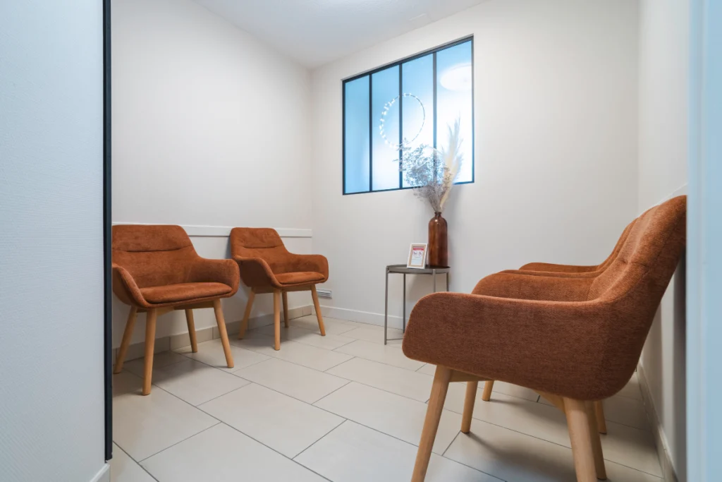 Salle d'attente du cabinet dentaire, fauteuils et lumière naturelle