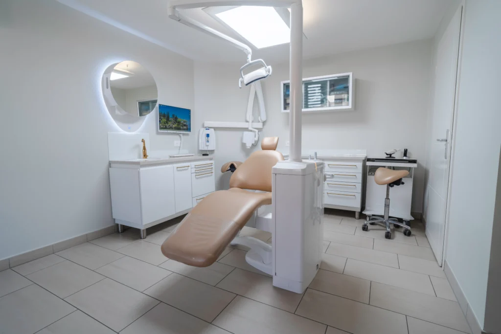 Salle de soins avec fauteuil dentaire et poste de lavage
