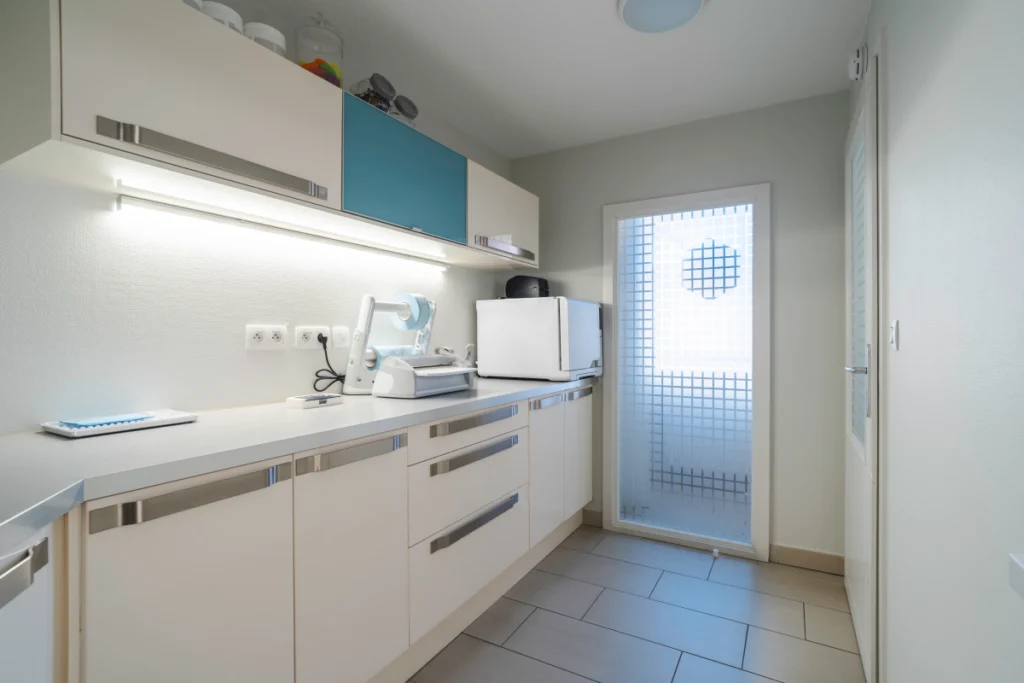 Salle technique équipée de rangements pour le matériel dentaire