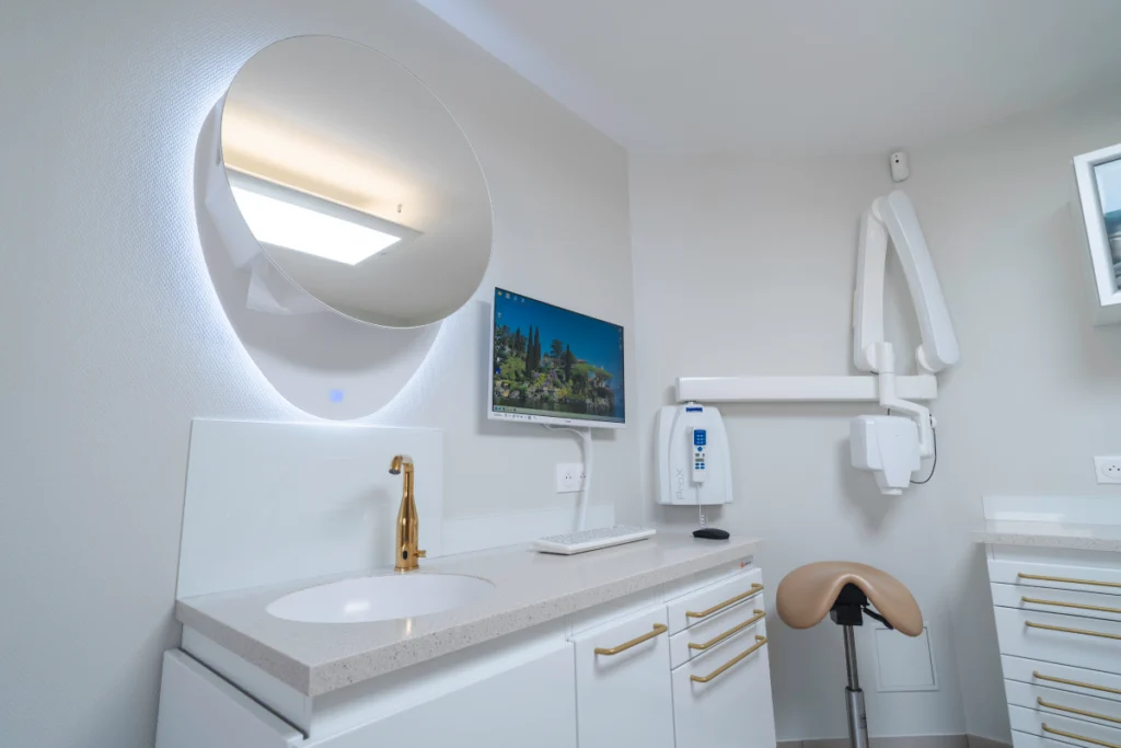 Sanitaires modernes du cabinet dentaire, miroir rond et vasque