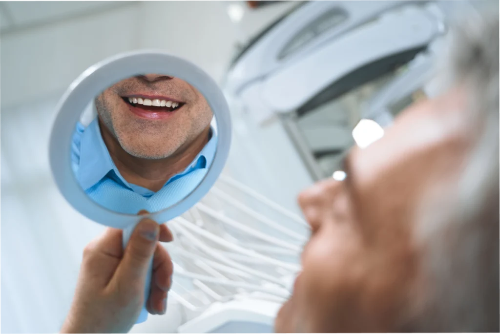 Examen dentaire au miroir, gros plan sur la dentition